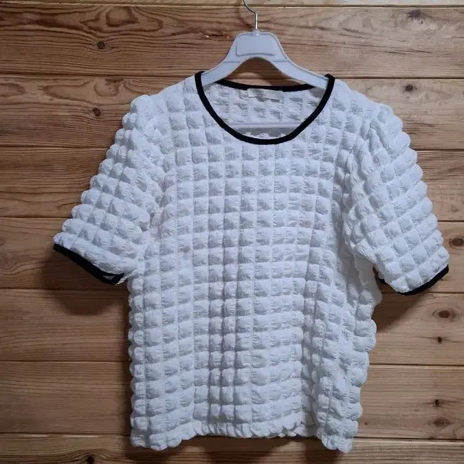 [BUNJANG] Plastic Island Embossed Blouse White / 플라스틱 아일랜드 엠보싱 블라우스