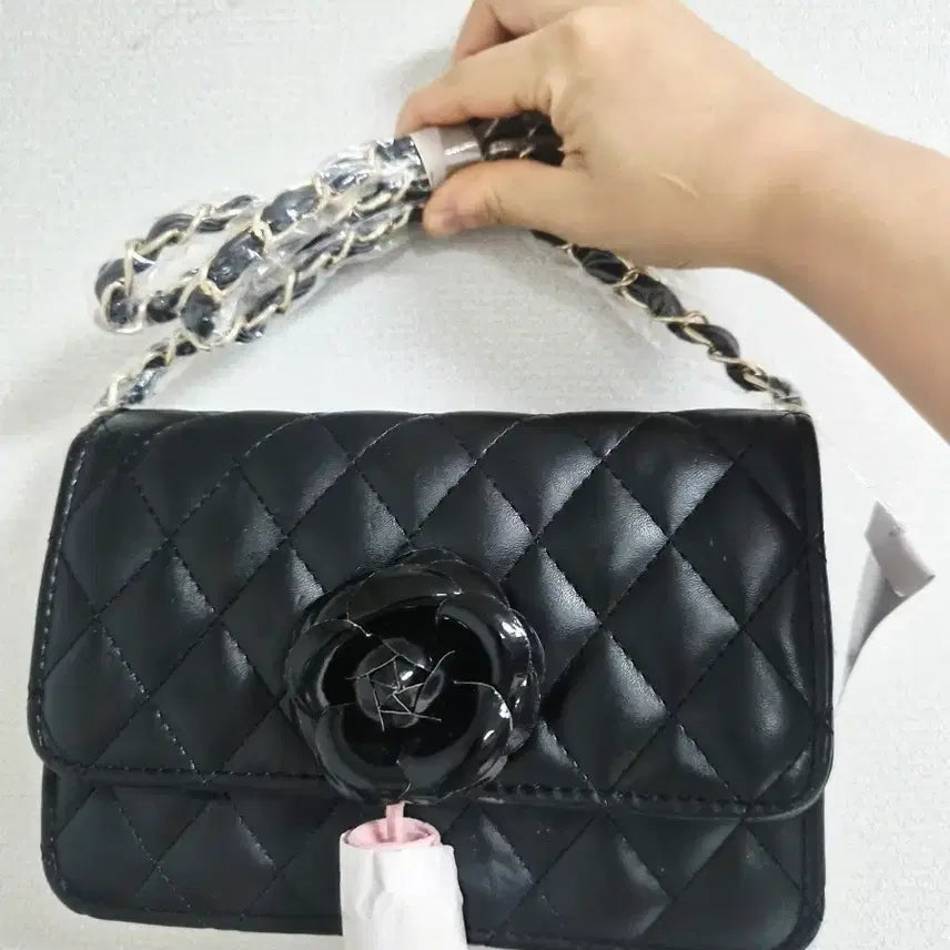 [BUNJANG] Camellia Chain Crossbody Bag Black / 새상품 까멜리아 체인 크로스백 블랙