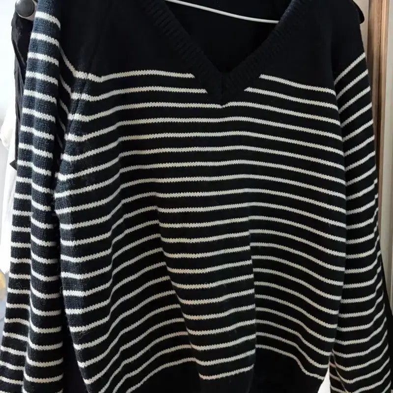 [BUNJANG] Stripe V-Neck Knit Sweater / 스트라이프 브이넥 니트