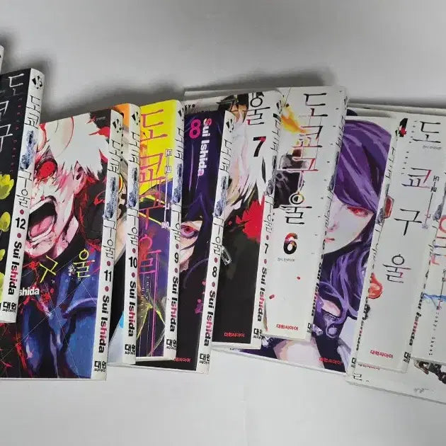 [BUNJANG] Tokyo Ghoul Complete Manga Set (Volumes 1-14) + Tokyo Ghoul:re Volumes 4-5 (Korean) + Volume 5 (Japanese) / 도쿄구울 만화책 (1~14권)+re 4, 5권 한글판+re 5권 일본판 카네키 츠키야마 리제 하이세 토우카 아키라