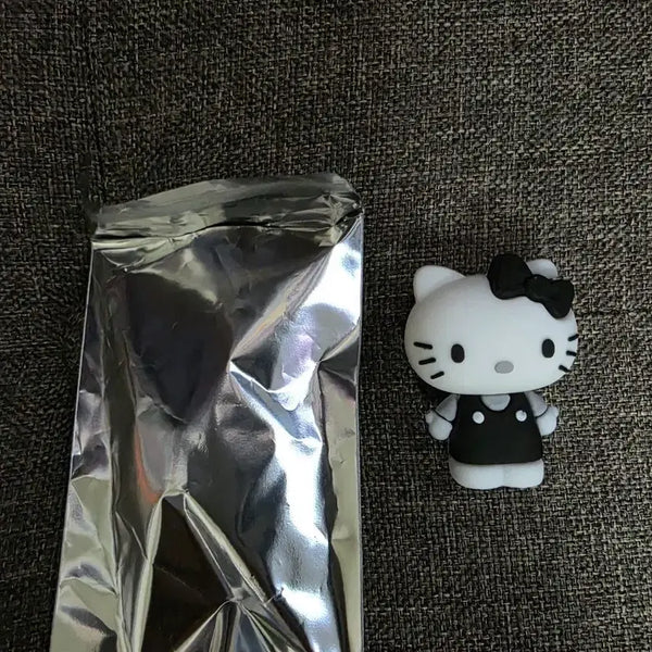 [BUNJANG] Hello Kitty Greek Yogurt Magnet (Black & White) / 요즘 그릭 요거트 키티 마그넷 (검흰)