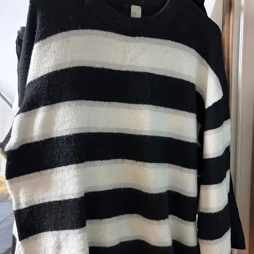 [BUNJANG] H&M Striped Roundneck Sweater / 세로 줄무늬 라운드넥 스웨터