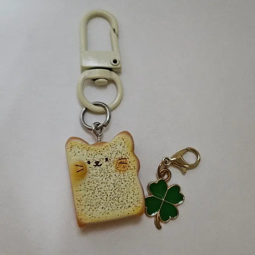[BUNJANG] Cat Toast Keychain + Four Leaf Clover Keychain Set / 고양이 토스트 키링 + 네잎클로버 키링