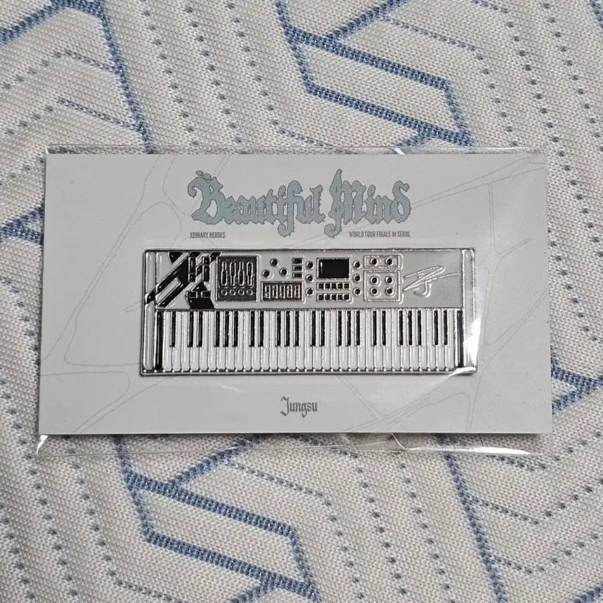[BUNJANG] Xdinary Heroes Jeongsu Keyboard Badge / 엑스디너리 히어로즈 정수 건반 뱃지