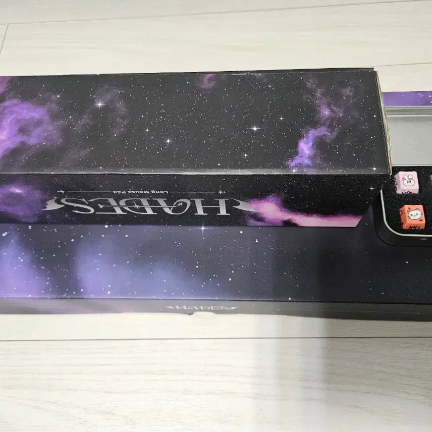 [BUNJANG] Hades Illustration Keyboard, Deskmat, and Keycap Set / 하데스 굿즈 일러스트 키보드+장패드+키캡 세트 판매해요
