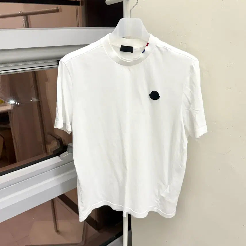 [BUNJANG] Moncler Black Wappen Logo Patch Round Neck Short Sleeve T-Shirt (M Size) / [M size] *정품* 몽클레어 블랙 와펜 로고 패치 라운드넥 반팔 티셔츠
