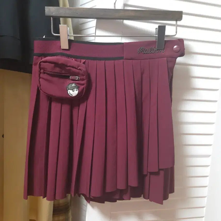 [BUNJANG] Mark &ロナ Women's Golf Pleated Skirt with Pocket Bag Set - Wine, Size 64 / 마크앤로나 여성 골프 플리츠 스커트 64 와인 포켓백 세트