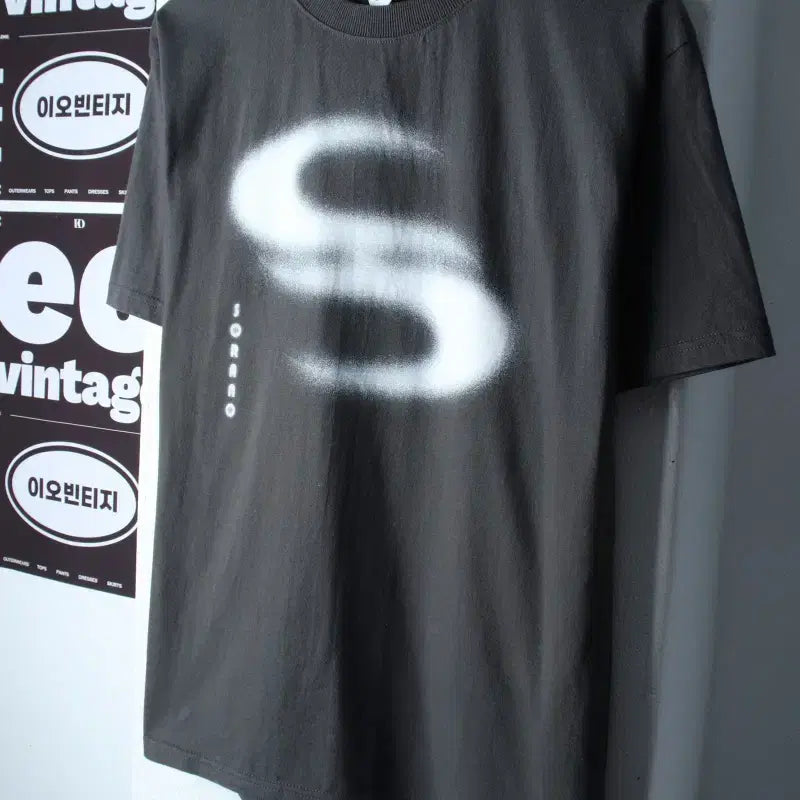 [BUNJANG] S-M Big Logo Graphic T-Shirt Charcoal Street / (S-M) 소라노 반팔 티셔츠 빅로고 그래픽 차콜 스트릿-H36925