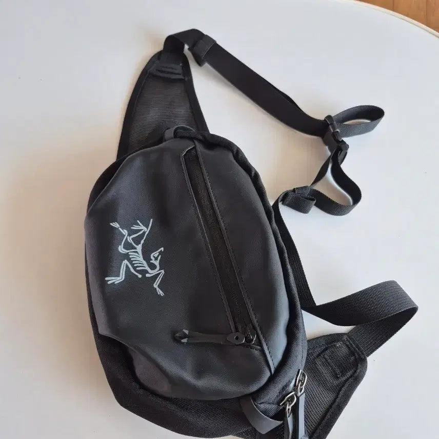 [BUNJANG] Arc'teryx Arro Waist Bag Black Sling Bag / 아크테릭스 아로 웨이스트백 블랙 슬링백