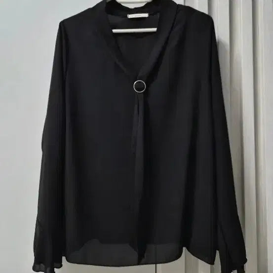 [BUNJANG] Black Ring Point V-Neck Blouse / 블랙 링 포인트 블라우스