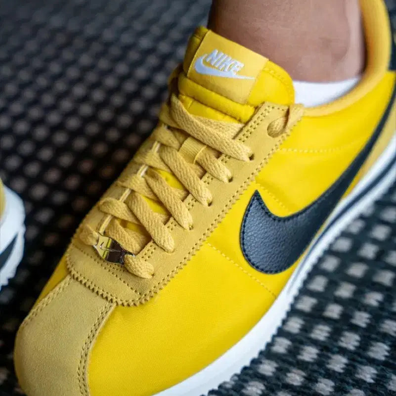 [BUNJANG] Nike Cortez Vivid Sulfur Sneakers / 나이키 코르테즈 비비드 설퍼 285