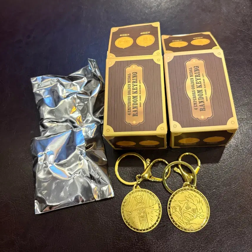 [BUNJANG] One Piece Gold Medal Keychain Luffy & Buggy / (미사용) 원피스 골드 메달 키링 루피 버기