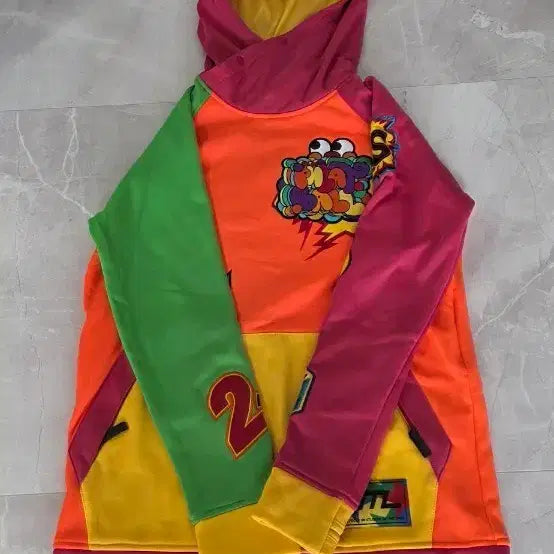 [BUNJANG] Colorful Hooded Sweatshirt with Character Design / 컬러풀  후드티 가슴118