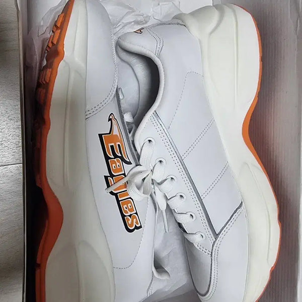 [BUNJANG] Hanwha Eagles Baseball Team Orange Accented Sneakers Size 260 / 한화이글스 운동화 260사이즈 판매합니다