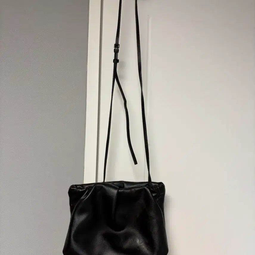 [BUNJANG] Black Leather Shirring Shoulder Bag / 검정색 가죽 셔링 숄더백(정가119,000)