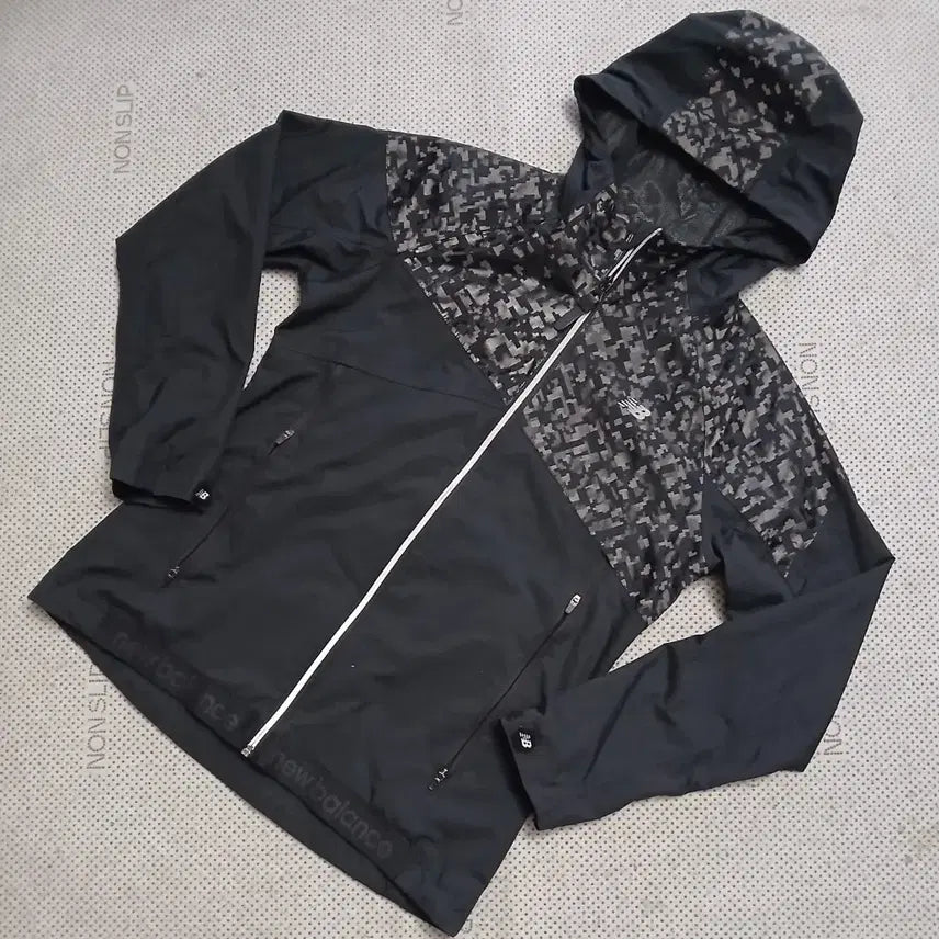 [BUNJANG] New Balance Hooded Windbreaker Black Camo / 뉴발란스 후드 바람막이 블랙 카모