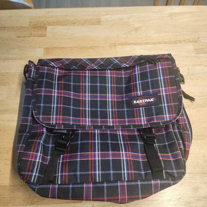 [BUNJANG] Eastpak Crossbody Bag with Alternative Strap / 새상품) 이스트백 크로스백 35x40cm 어깨끈분실해서 다른끈드림