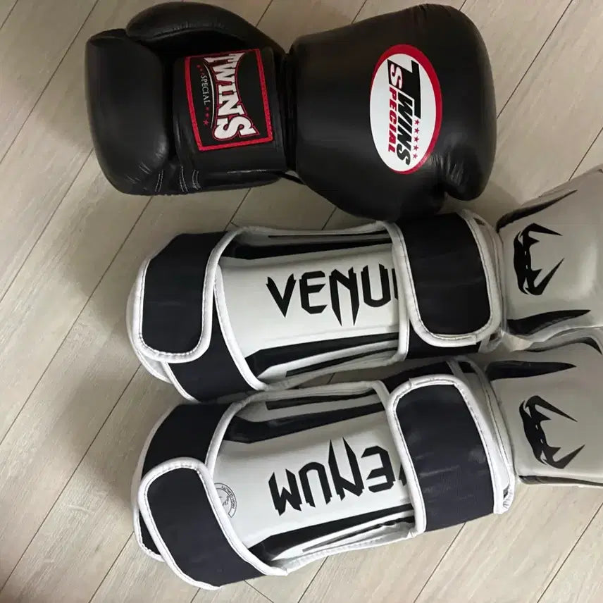 [BUNJANG] Twins Boxing Gloves & Venum Shin Guards Set / 트윈스 복싱 글러브 & 베넘 정강이보호대 세트