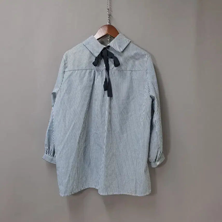 [BUNJANG] Striped Shirt with Back Ribbon Collar and Punched Sleeves / 뒷리본카라 씽펀칭소매 스트라이프 셔츠