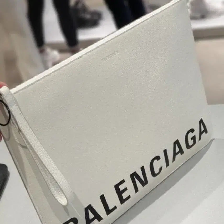 [BUNJANG] Balenciaga Logo Clutch Bag White / 발렌시아가 로고 클러치 백 화이트