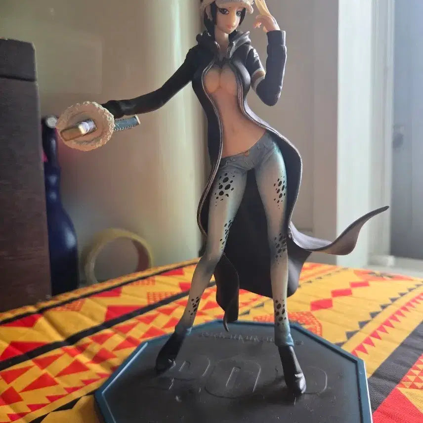 [BUNJANG] MegaHouse POP Trafalgar Law Female Version Figure / 트라팔가 로 여성버전