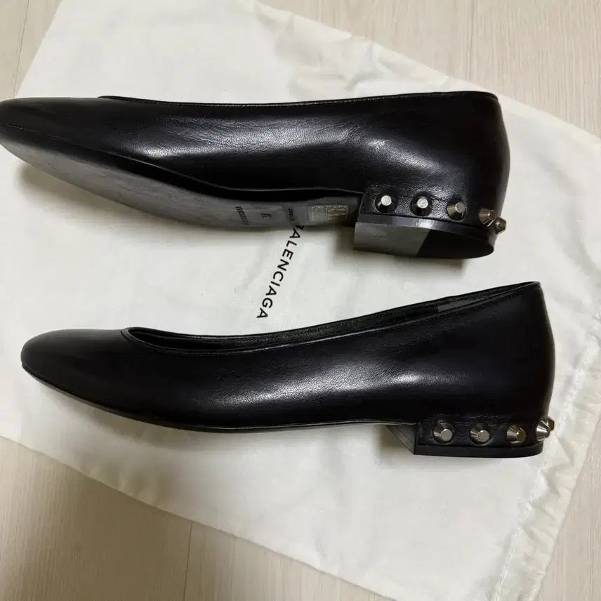 [BUNJANG] Balenciaga Studded Flat Shoes Size 37 / [새제품] 발렌시아가 스터드 플랫슈즈 37 새제품