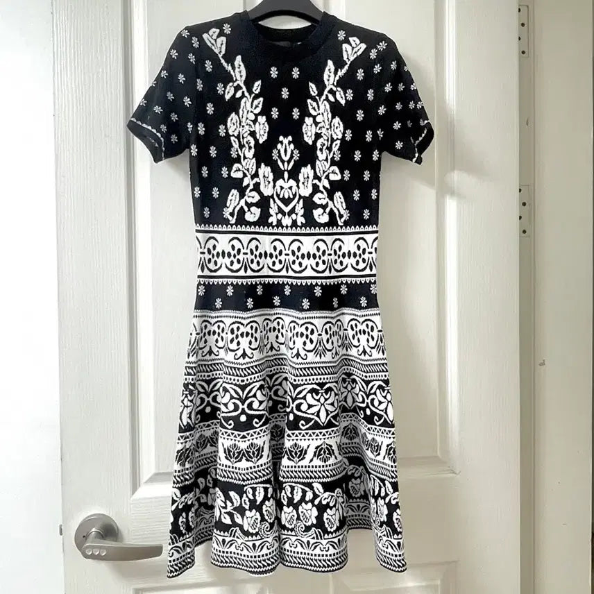 [BUNJANG] Shaatin Pattern Short Sleeve Knit Midi Flare Dress / SATIN 패턴 반팔 니트 미디 플레어 원피스 85 <레니본 마쥬 산드로 셀프포트레이트 한섬