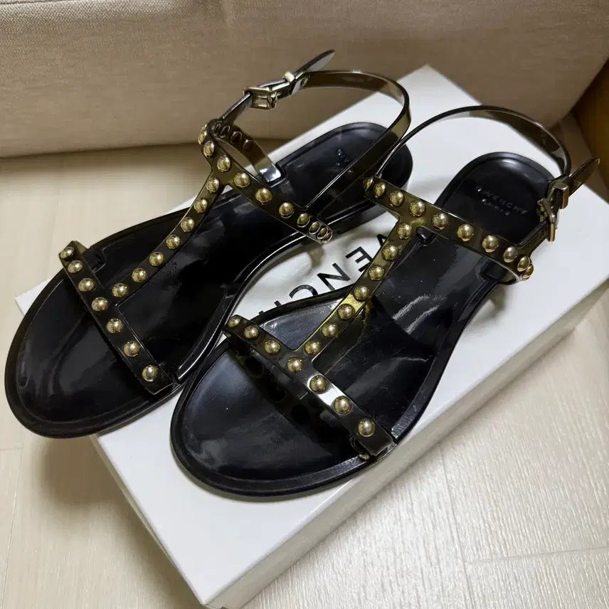 [BUNJANG] Givenchy Studded Jelly Sandals / 지방시 샌들 블랙 스터드 장식 젤리 샌들 젤리슈즈 명품 젤리슈즈