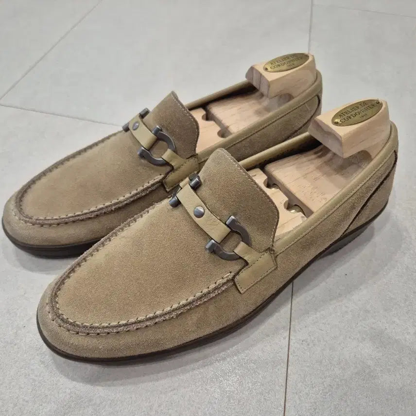 [BUNJANG] Salvatore Ferragamo Gancini Suede Loafers Beige / 페라가모 간치니 로퍼 스웨이드