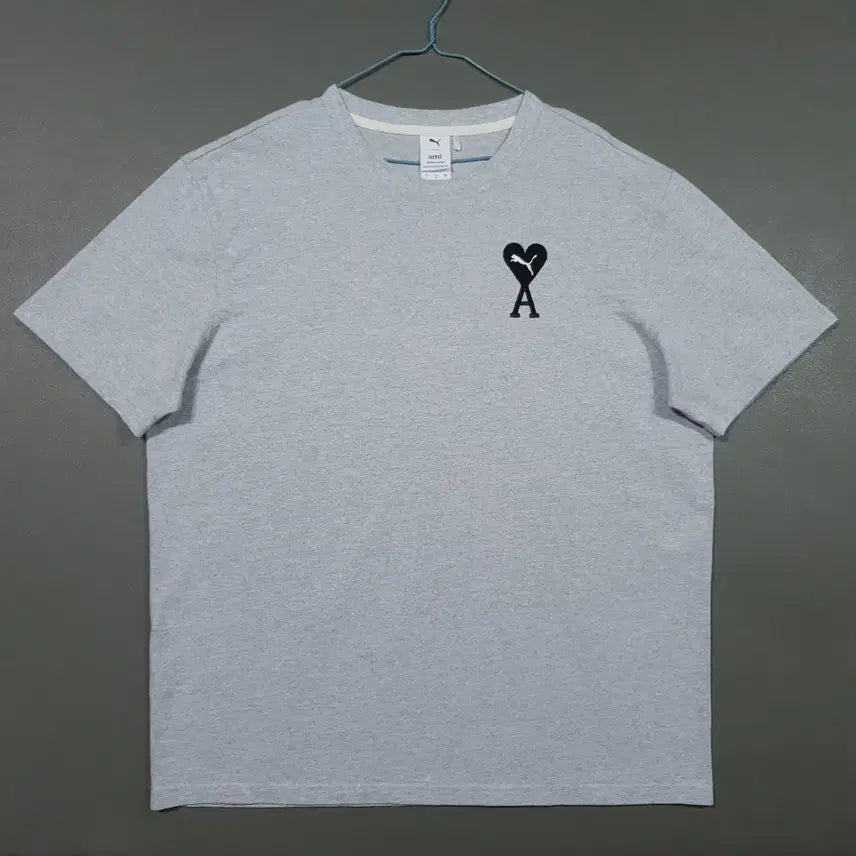 [BUNJANG] Puma x AMI 22SS Limited Edition Collaboration Heart Logo Short Sleeve T-Shirt Grey / L) 푸마 X 아미 신형 22ss 한정판 콜라보 하트 반팔 티셔츠 그레이