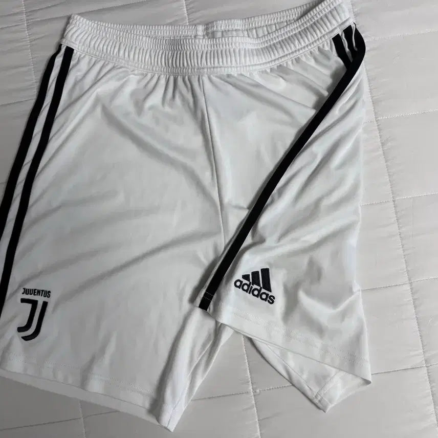 [BUNJANG] Adidas Juventus 21/22 Home Shorts White L / [국내L] 미착용 21/22 아디다스 유벤투스 반바지 홈쇼츠 흰색