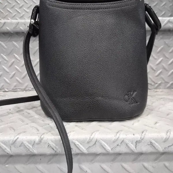 [BUNJANG] Calvin Klein Leather Crossbody Bag Black / 캘빈클라인 가죽 크로스백 블랙