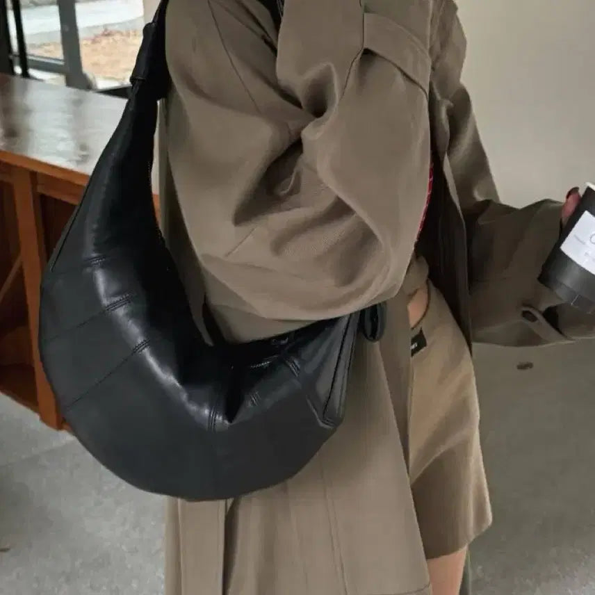 [BUNJANG] Modern Black Leather Croissant Shoulder Bag / (새제품)모던한 블랙 레더 크로와상 숄더백