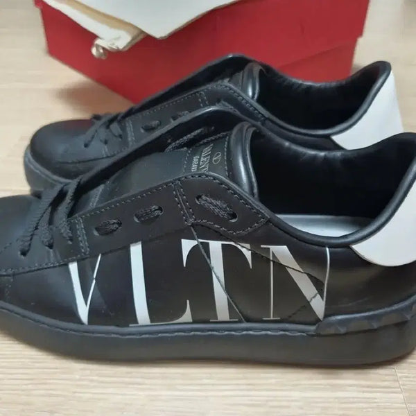 [BUNJANG] Valentino VLTN Sneakers Black/White / 발렌티노 브이LTN 스니커즈 블랙/화이트