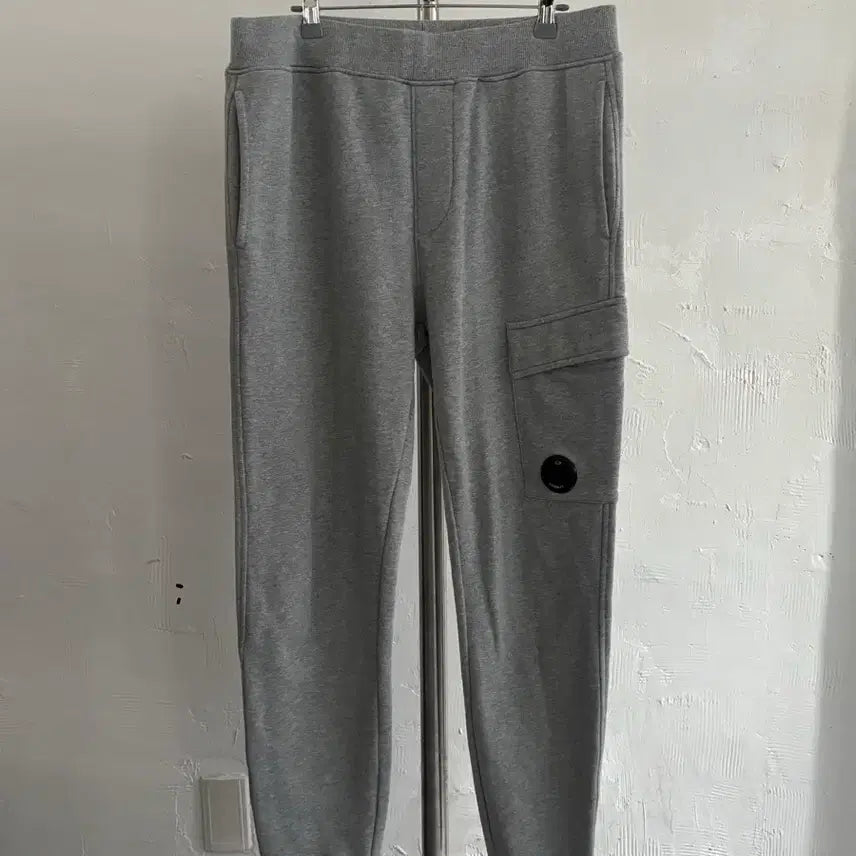 [BUNJANG] C.P. Company Lens Badge Grey Cargo Pocket Jogger Sweatpants / C.P. Company 씨피컴퍼니 렌즈와펜 그레이 카고 포켓 조거 스웻팬츠