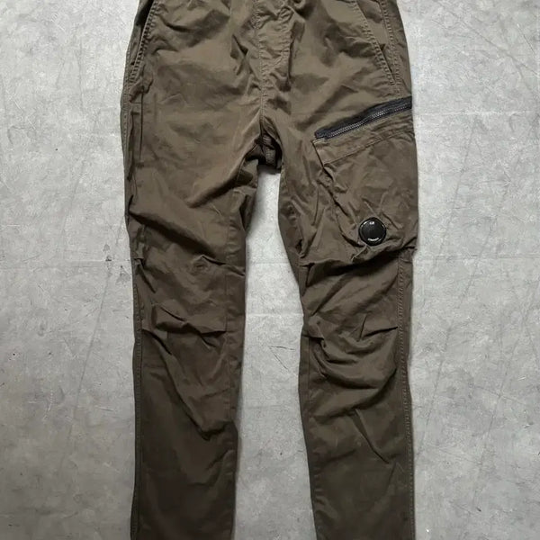 [BUNJANG] C.P. Company Lens Badge Cargo Pants Khaki / C.P. Company 씨피컴퍼니 렌즈와펜 카키 카고 팬츠