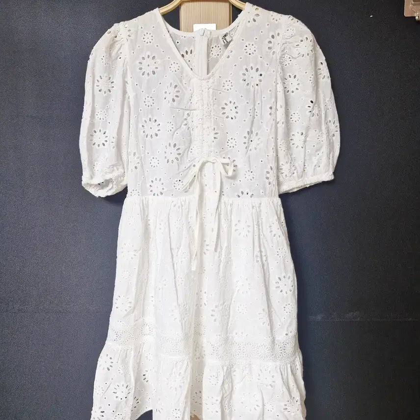 [BUNJANG] White Lace Ribbon Mini Dress / 진짜만원 청순레이스 펀칭 리본 미니원피스 화이트 M