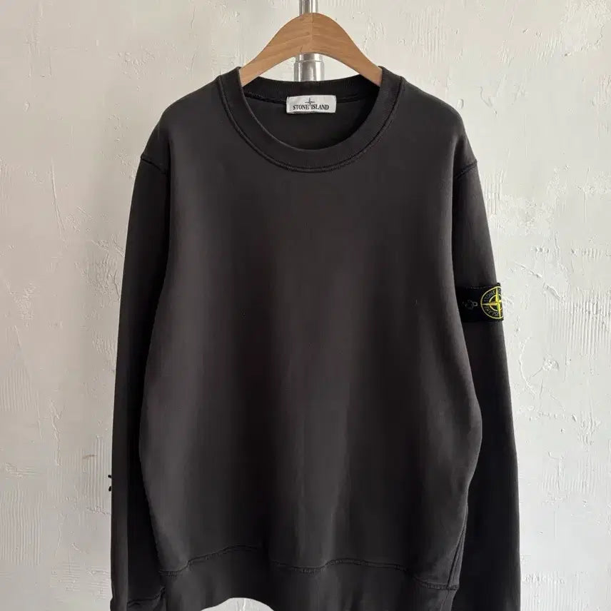 [BUNJANG] Stone Island Badge Dark Grey Sweatshirt / Stone-Island 스톤 아일랜드 와펜 다크 그레이 스웻셔츠 맨투맨