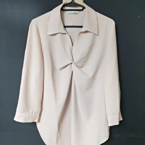 [BUNJANG] Roem Button-Detailed Collar Blouse Beige / 진짜만원 로엠 카라꼬임 블라우스 66 베이지