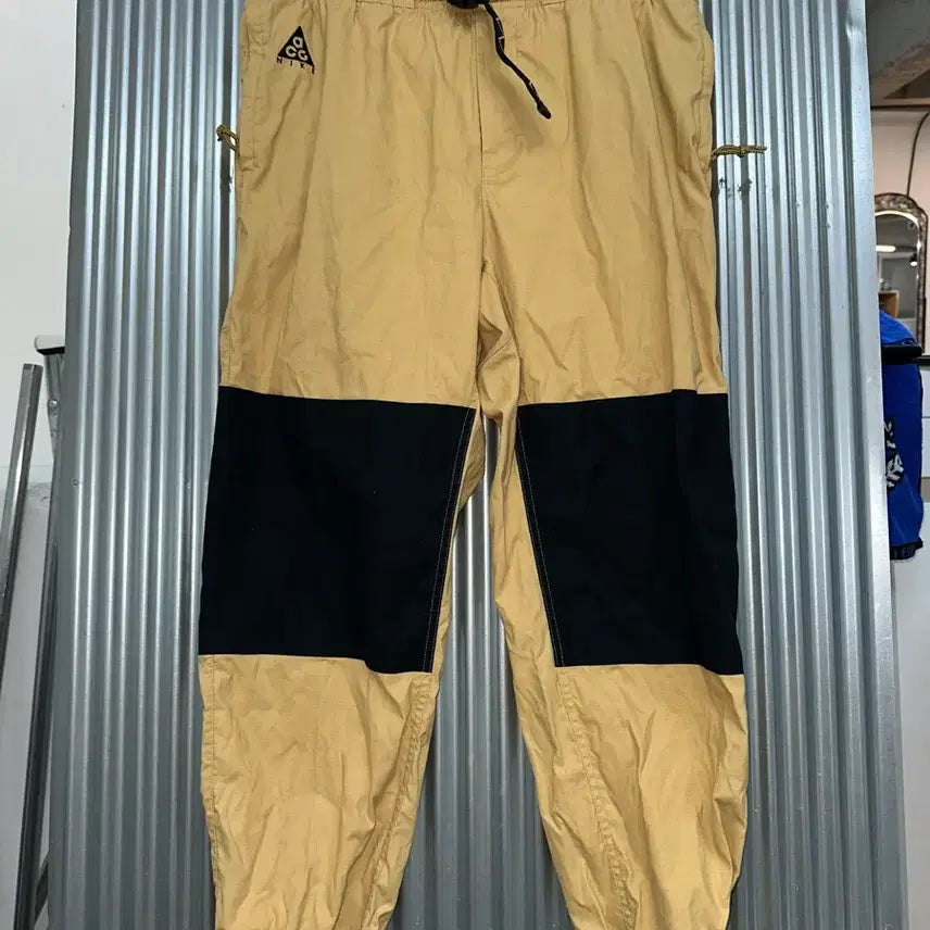 [BUNJANG] Nike ACG Colorblock Cargo Trekking Pants Beige Black / [L) 나이키 ACG 베이지 배색 카고 트레킹 팬츠
