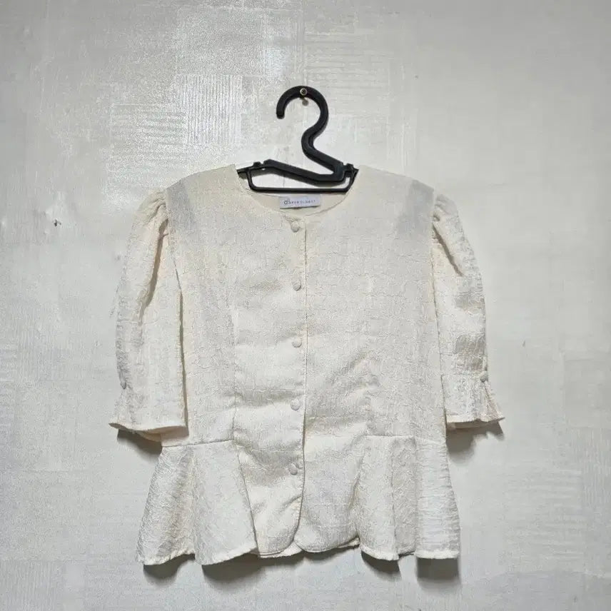 [BUNJANG] Open Closet Puff Sleeve Peplum Blouse / 오픈클로젯 퍼프 소매 페플럼 블라우스