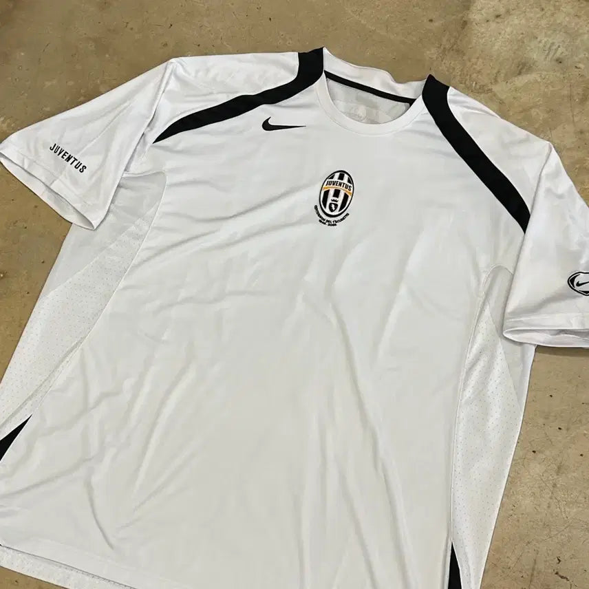 [BUNJANG] Nike 2000s Juventus 100th Anniversary League Title Training Top / 나이키 00s 유벤투스 첫 리그 우승 100주년 트레이닝 탑