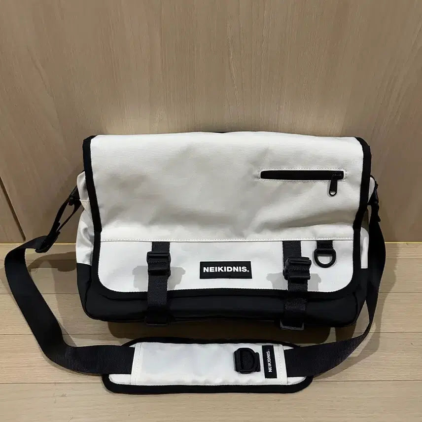 [BUNJANG] Nakedness Icon Messenger Bag / 네이키드니스 아이콘 메신저백