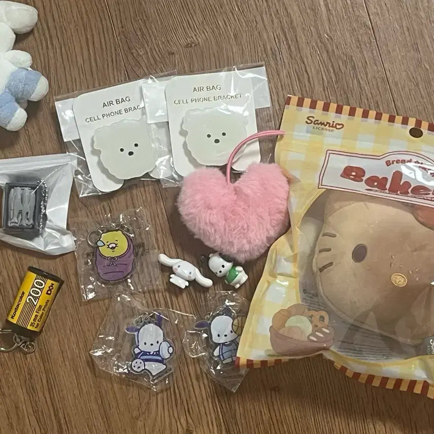 [BUNJANG] Sanrio Characters Bundle Set: Plush Dolls, Keyrings, Grip Toks, Keycaps / (일괄) 귀여운 산리오 캐릭터 인형과 키링, 그립톡, 키캡 세트에요
