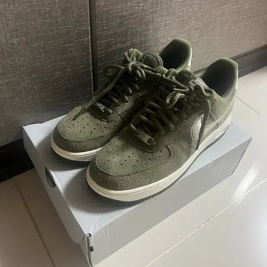 [BUNJANG] Nike Air Force 1 '07 LV8 Medium Olive Sneakers / 나이키 에어 포스 1 07 LV8 미디엄 올리브