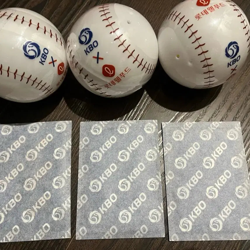 [BUNJANG] KBO Lotte Food Baseball Set with Random Seals / KBO 롯데웰푸드 랜덤 야구공 3개 + KBO 롯데웰푸드 랜덤씰 3개