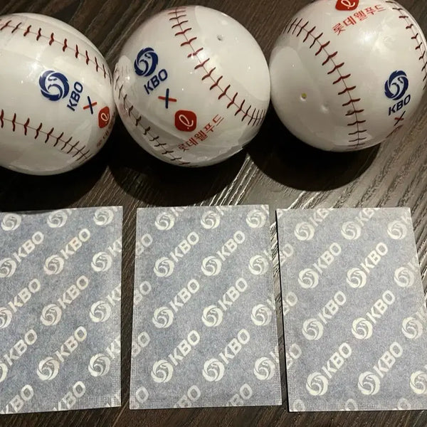 [BUNJANG] KBO Lotte Food Baseball Set with Random Seals / KBO 롯데웰푸드 랜덤 야구공 3개 + KBO 롯데웰푸드 랜덤씰 3개