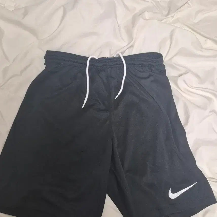 [BUNJANG] Nike Shorts (Size S), Topteng Pants (Size M), Theyongster Shorts (Size 160) / 나이키 반바지 사이즈 s 첫번째 사진 탑텐 긴바지 사이즈 m 두번째 사진  theyongster 반바지 사이즈 160 세번째 사(하자 있습니다)