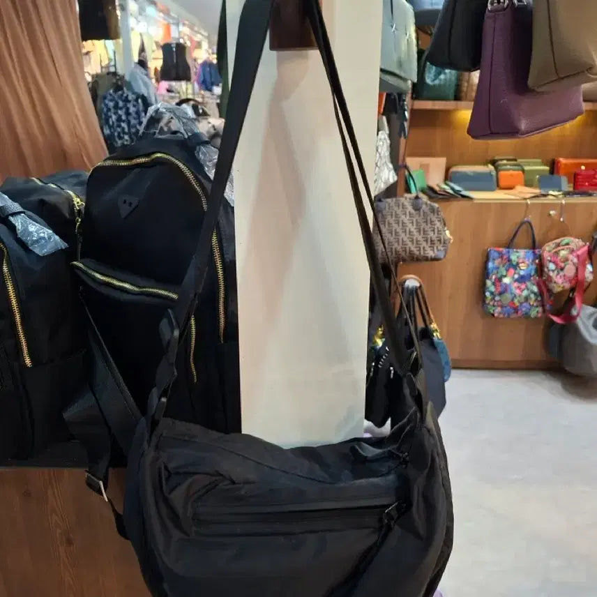 [BUNJANG] Stylish Black Nylon Shoulder & Crossbody Bag / 새상품 스타일리시한 블랙 나일론 숄더&크로스백 (수납력 최상!)