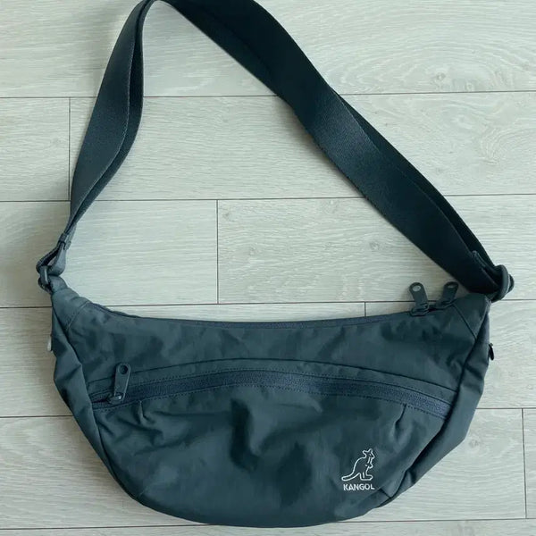 [BUNJANG] Kangol Crossbody Sling Hobo Bag / (새상품) 캉골 크로스백 슬링백 호보백